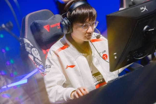 Tian : In the first two games, our communication with Creme was not very good. The mid laner was too impatient in the laning phase